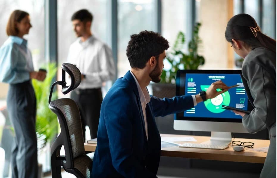 Emprendedores capacitándose en tecnología